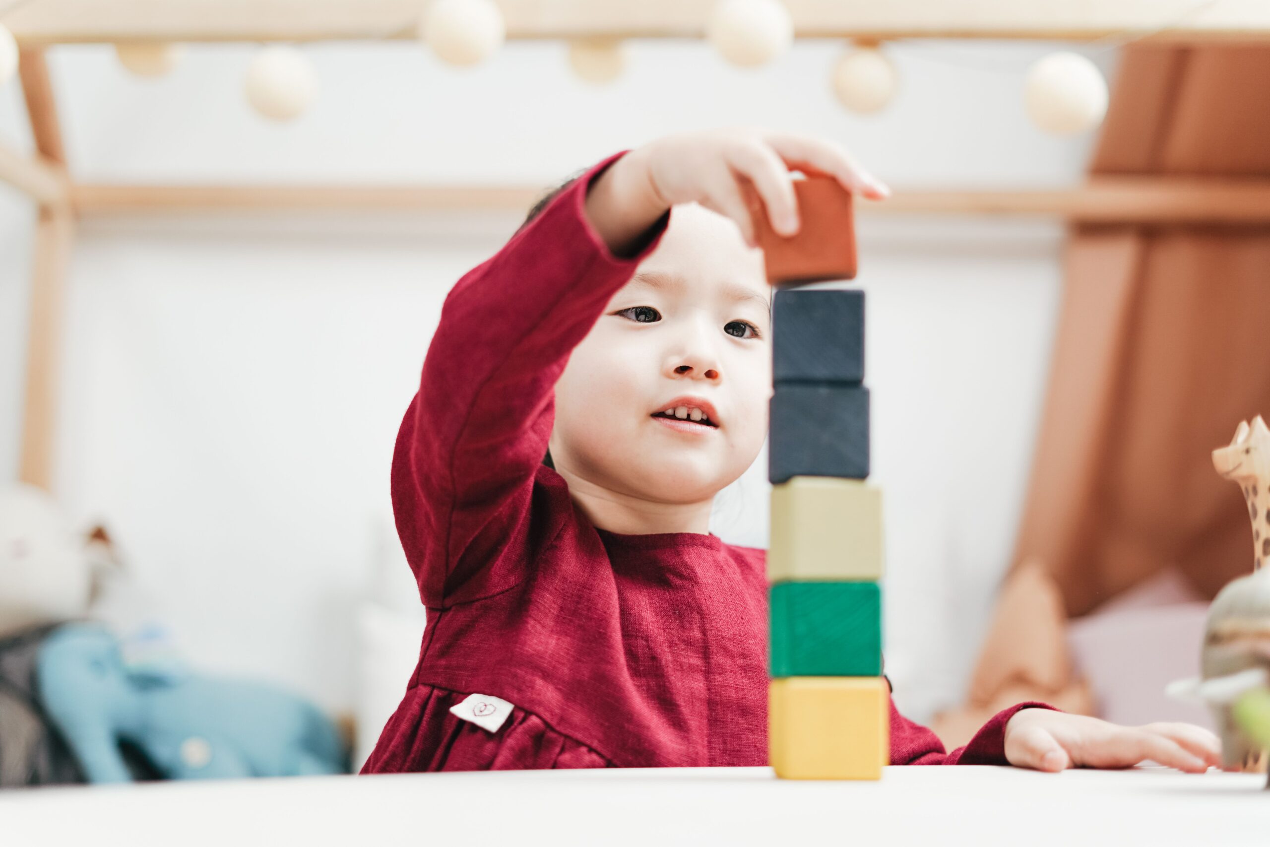 Criança pequena aprendendo e desenvolvendo habilidades cognitivas