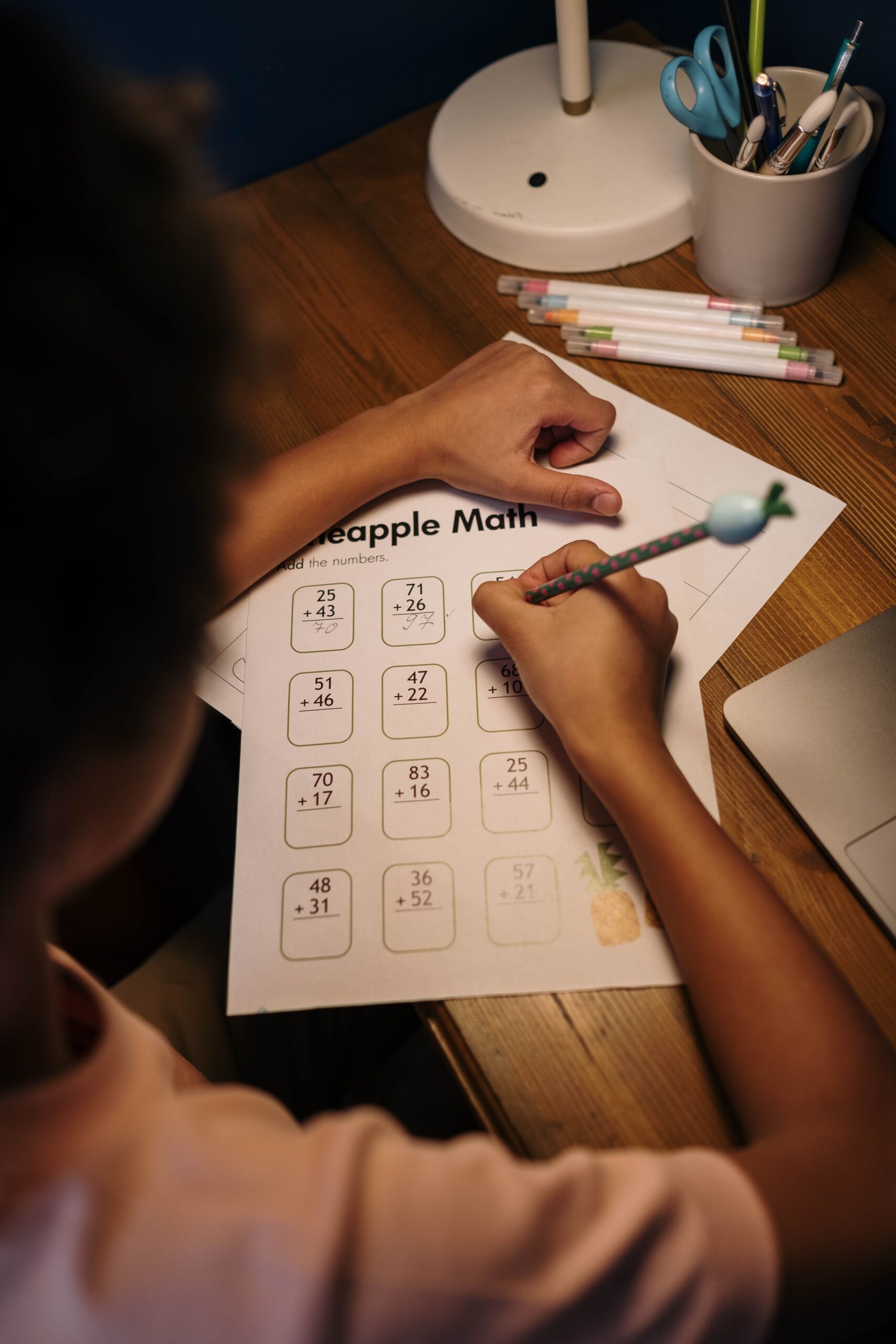 Criança concentrada realizando uma atividade de matemática