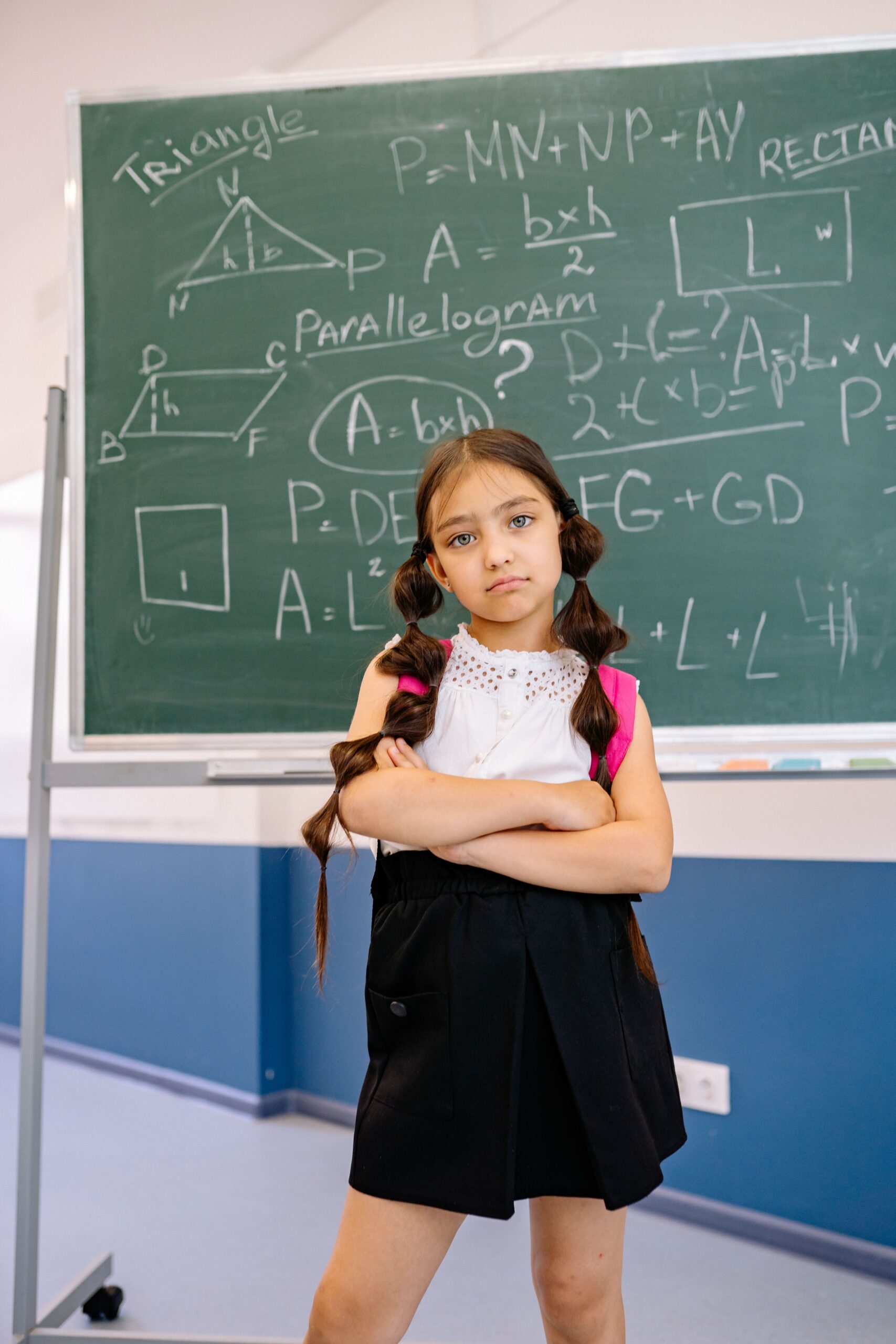 Criança confiante desenvolvendo suas habilidades matemáticas